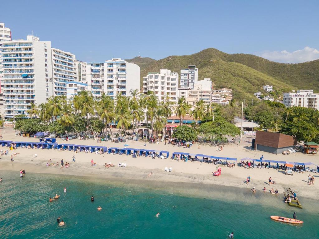 un gruppo di persone su una spiaggia in acqua di Hotel Be La Sierra a Santa Marta