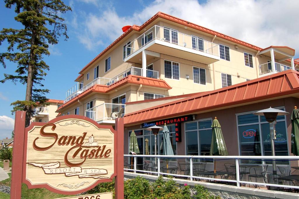 a restaurant with a sign in front of a building at Raintree's Sandcastle, Birch Bay in Blaine