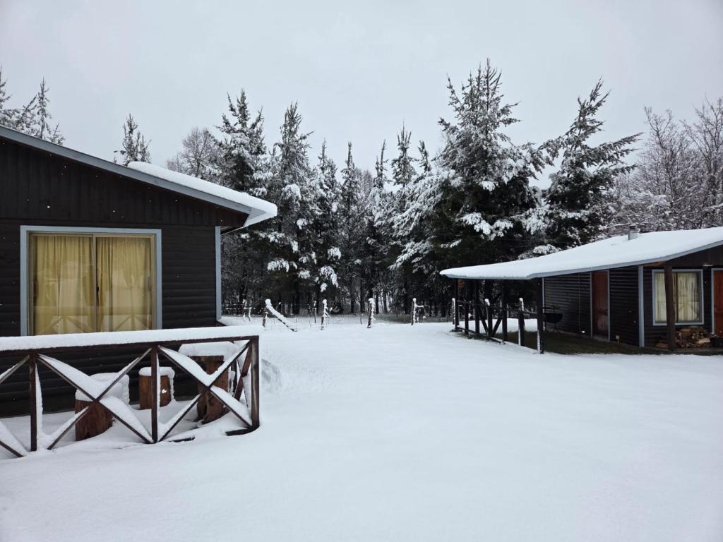 a barn with snow on the ground next to it at Paraíso Rustico 2 in Manzanar
