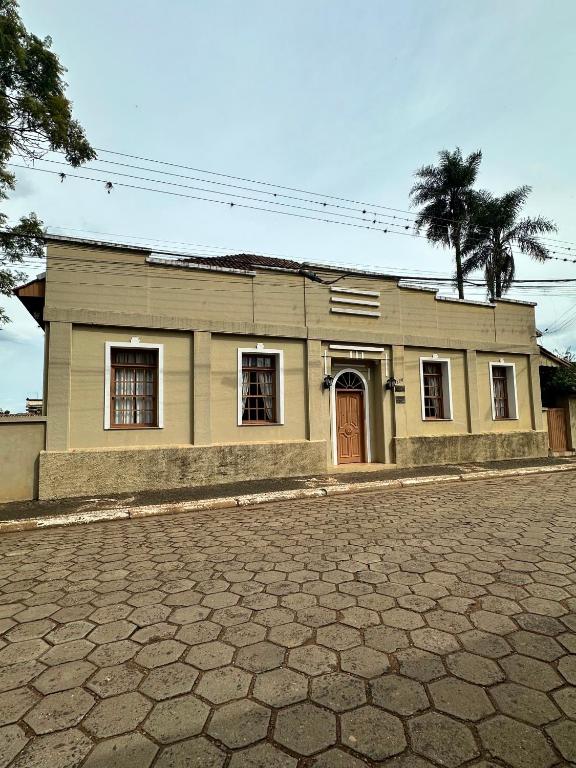 a building on the side of a street at Hospedaria do Guata in Tibagi