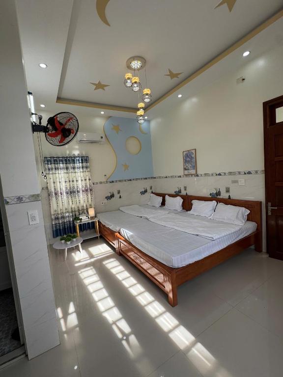 a bedroom with a large bed in a room at Phú Hiệp Hotel in Thanh Xuân