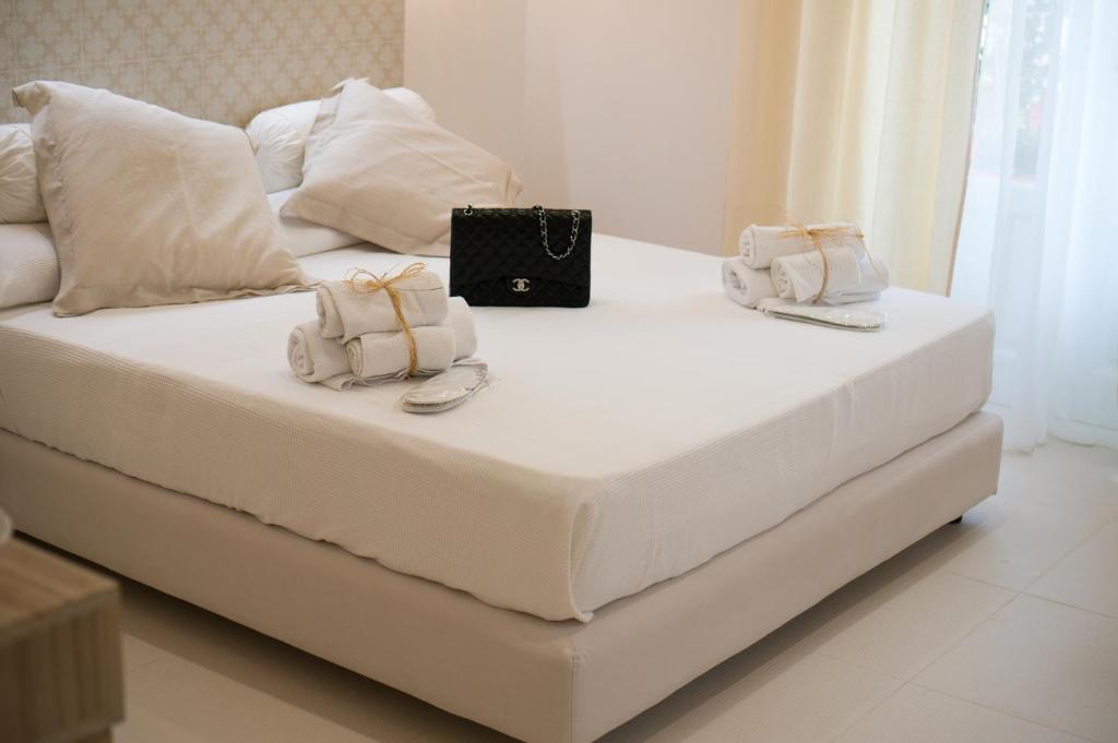 パリヌーロにあるB&B Gennaroの白いベッド(バッグ2つ、財布付)
