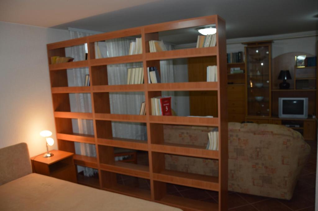 a book shelf in a room with a bed at Villa Stella Smederevo in Smederevo