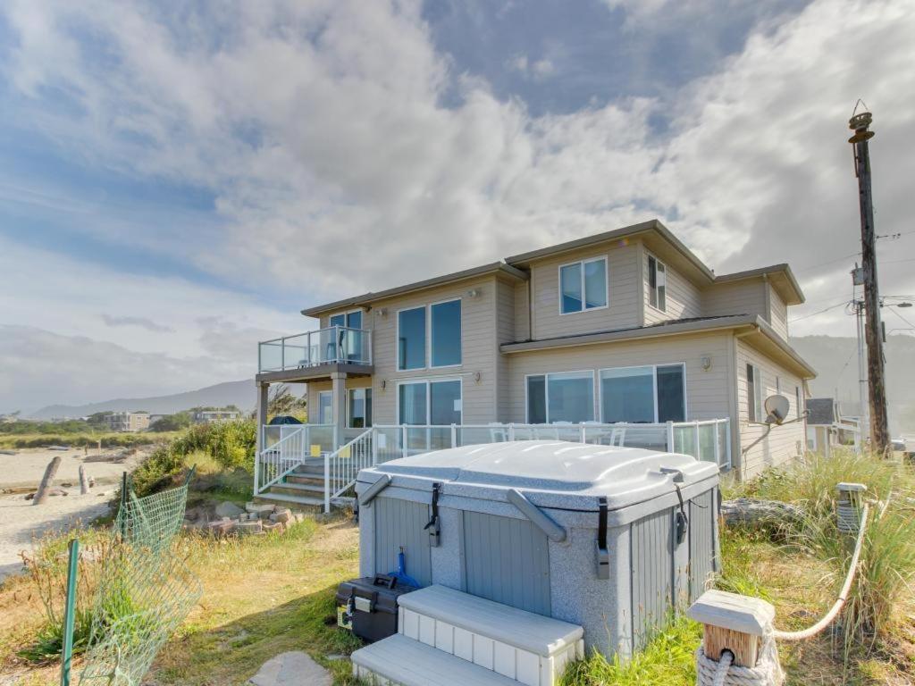 una casa con un cenador frente a ella en Beach Villa - Four Bedroom, en Rockaway Beach