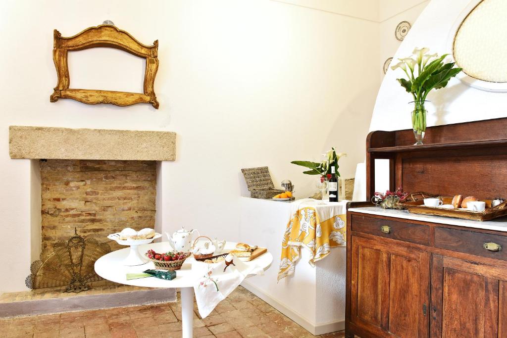a living room with a table and a fireplace at B&B Palazzo D'Agostino in Pollutri