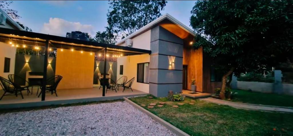 a home with a patio with a table and chairs at Cabañas MI REFUGIO TERMAL in Roboré
