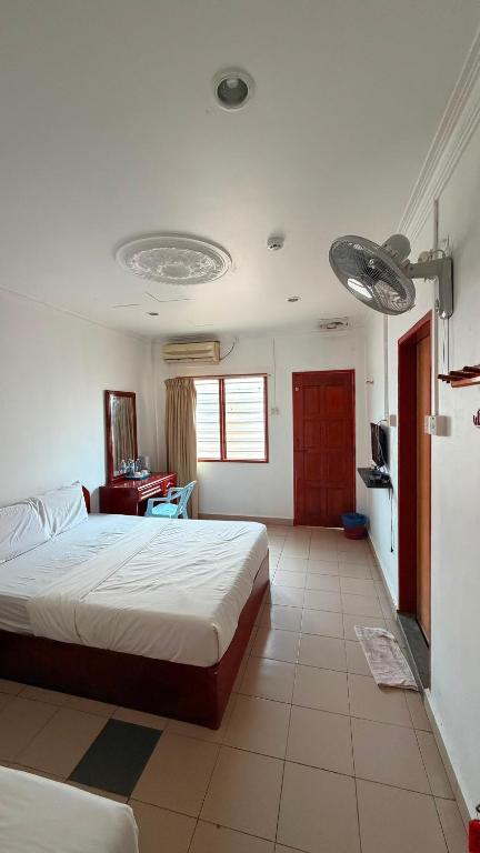 a bedroom with a large bed in a room at Hotel CY in Sungai Besar