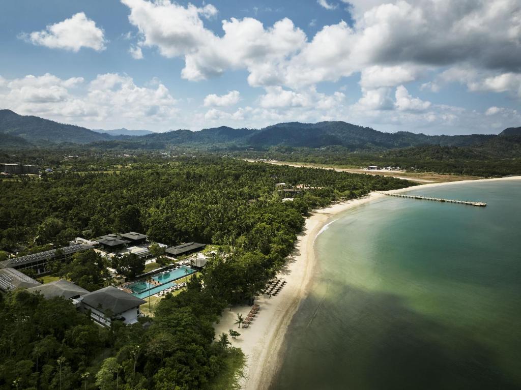 una vista aérea de una playa y el océano en Seda Lio El Nido Palawan, en El Nido
