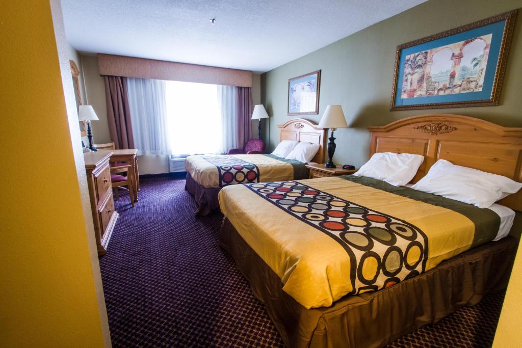 Postel nebo postele na pokoji v ubytování Super 8 by Wyndham Marana/Tucson Area