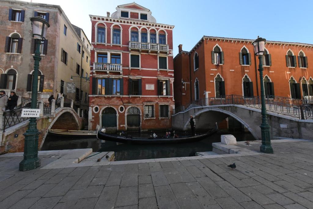 uma gôndola num canal numa cidade com edifícios em 40.17 SAN MARCO em Veneza