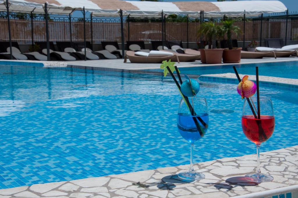 Bazén v ubytování Grand Hotel Paradiso nebo v jeho okolí