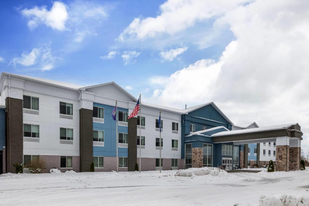an exterior view of a hotel in the snow at Comfort Inn & Suites in Watervliet