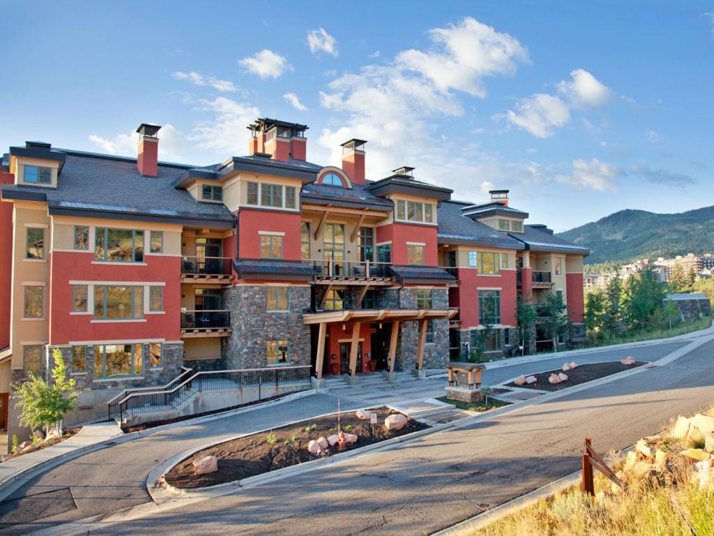 um grande edifício vermelho no lado de uma estrada em Raintree's The Miners Club Park City em Park City