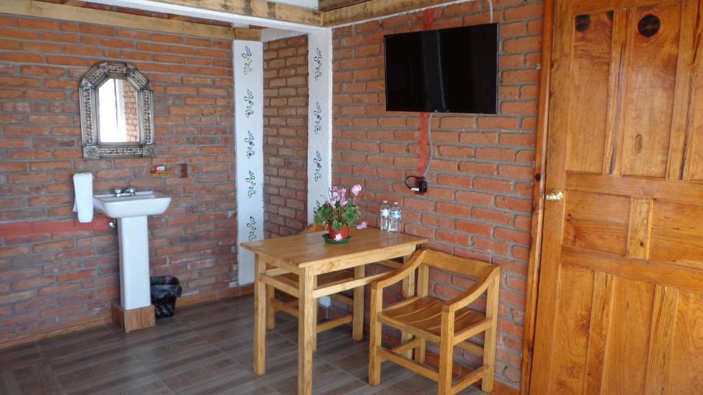 TV a/nebo společenská místnost v ubytování ZIRAHUÉN CUIN Habitaciones Rústicas