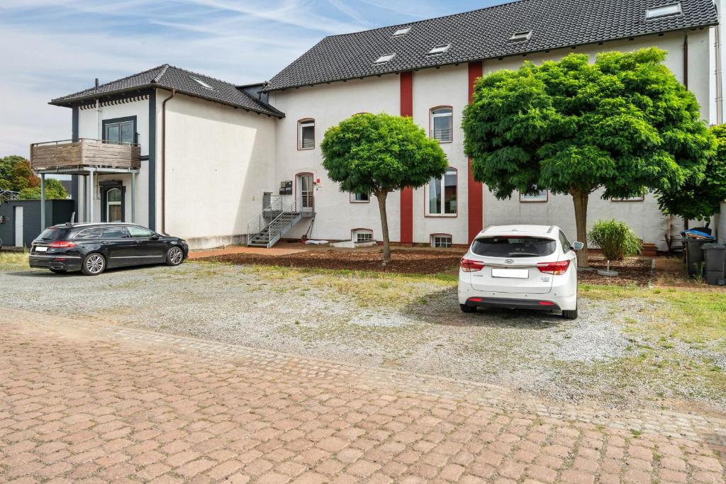 two cars parked in front of a house at Unterkunft Fischerbrücke in Wolfenbüttel