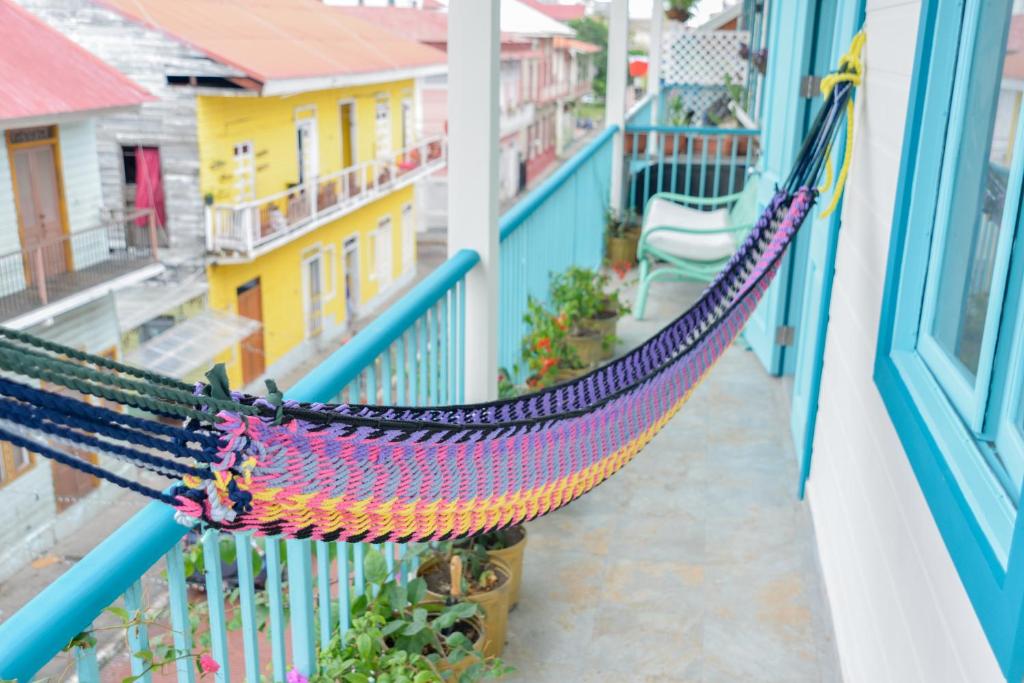 eine Hängematte auf dem Balkon eines Hauses in der Unterkunft Bocas Style in Casco Viejo in Panama-Stadt