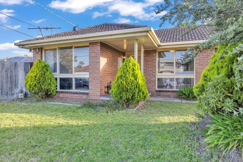 a brick house with trees in the yard at Hoppers Crossing Hideaway Giant Backyard in Tarneit