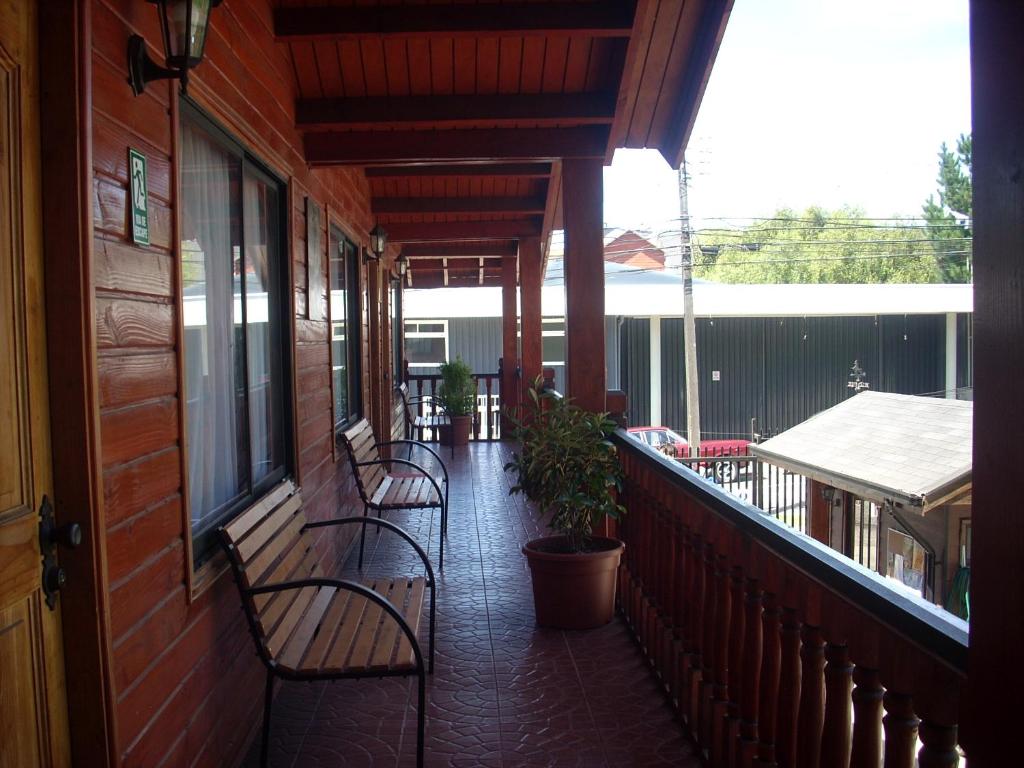 Balkón nebo terasa v ubytování Apart-Hotel Colonia-Königsberg ESTACIONAMIENTO Deptos Completos Ubicado En El Centro De Valdivia AIRE ACONDICIONADO