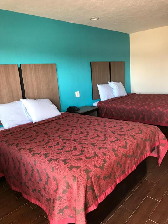 Ένα ή περισσότερα κρεβάτια σε δωμάτιο στο Moonlight Inn & Suites