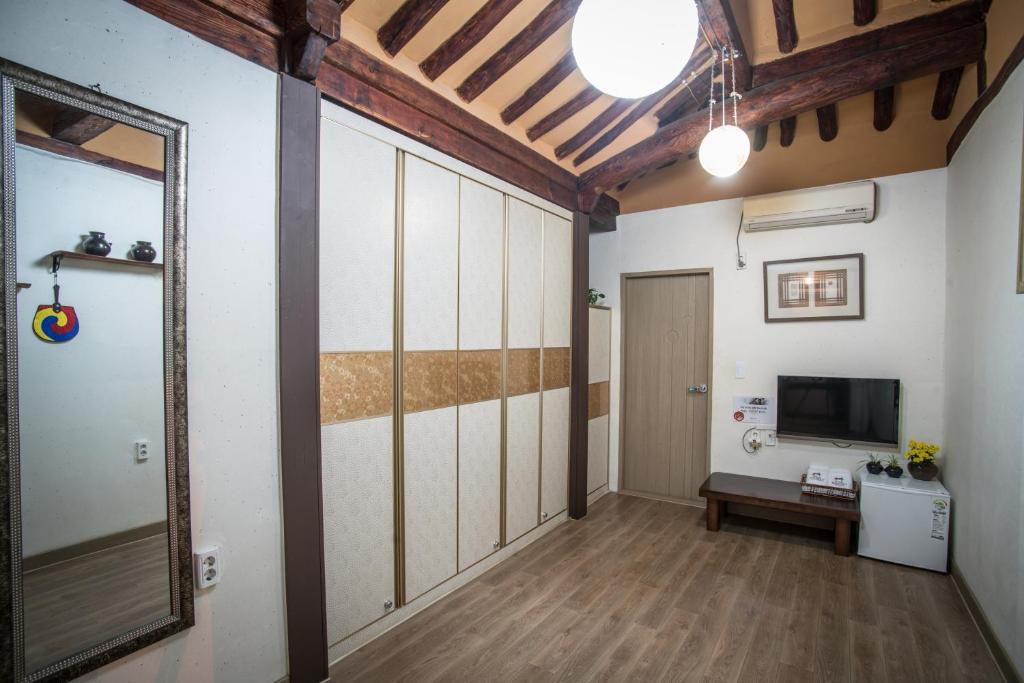 TV a/nebo společenská místnost v ubytování Hanok Story Guesthouse