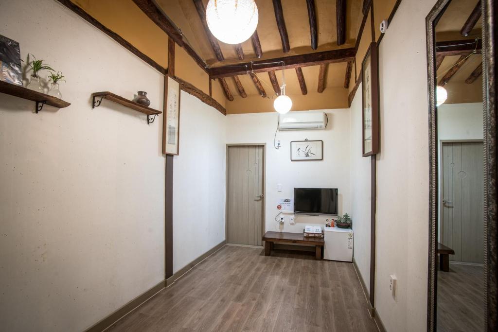 TV a/nebo společenská místnost v ubytování Hanok Story Guesthouse