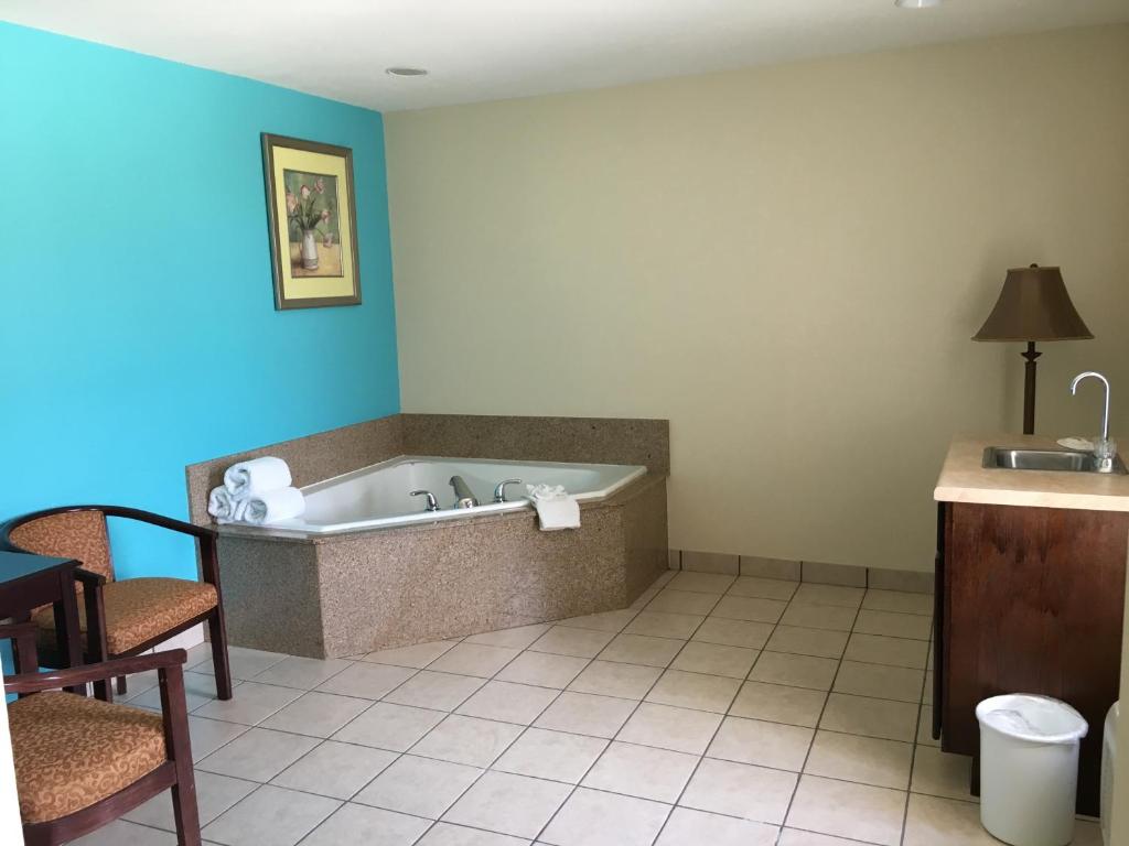 Howard Johnson by Wyndham Houma - King Suite Con Bañera Destrozada - No Fumador