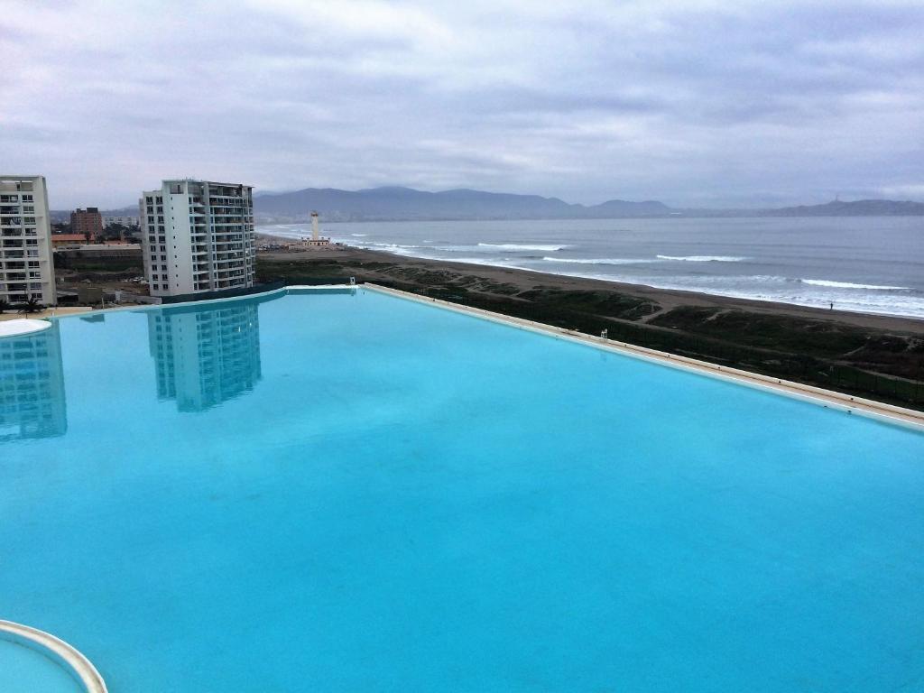 una piscina con vistas al océano en Condominio Laguna del Mar, en La Serena
