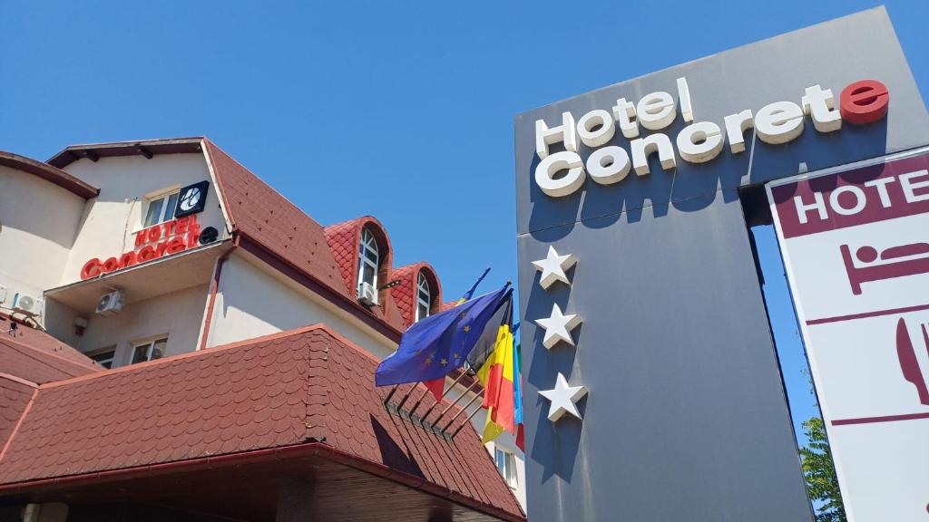 een hotelhoek met een bord en een hotel bij Hotel Concrete in Ungheni