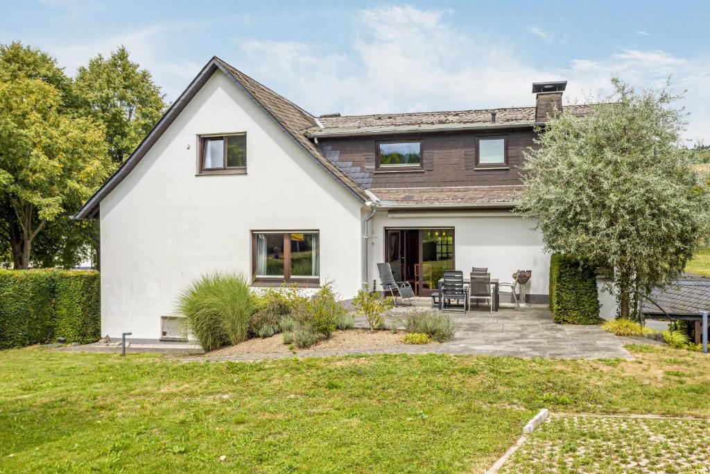 a white house with a yard at Fewo Wrede am Sauerland-Radring 1 in Wenholthausen