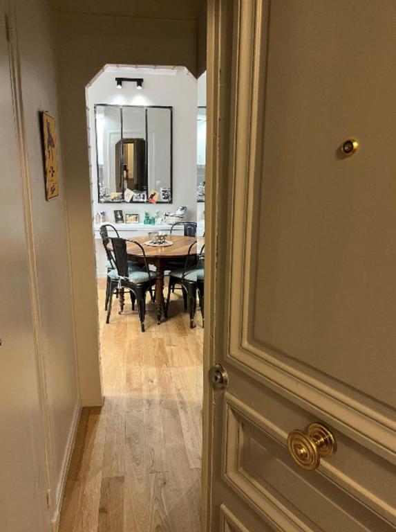 Charming T2 Batignolles with private courtyard