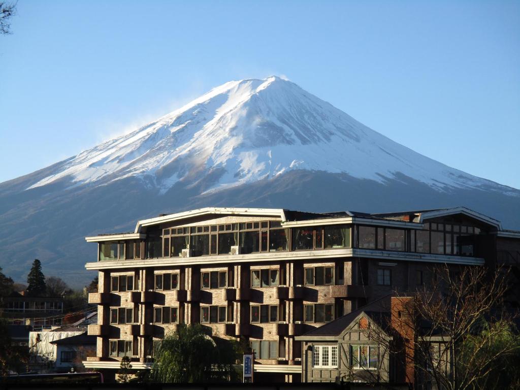 富士河口湖的住宿－四季之宿富士山酒店，雪覆盖的山前的建筑物