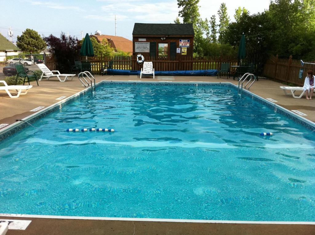 Bazén v ubytování Americas Best Value Inn Plattsburgh nebo v jeho okolí