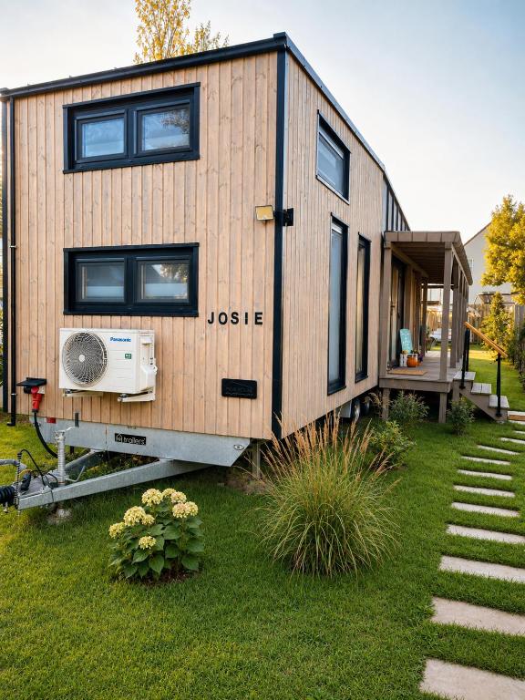 a tiny house on a trailer in a yard at Tinyhaus Josie von Tinyhaus Steinhude in Steinhude