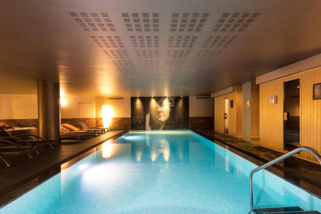 Dom Pedro Lisboa Hotel, a member of Radisson Individuals في لشبونة: مسبح كبير في غرفة فندق