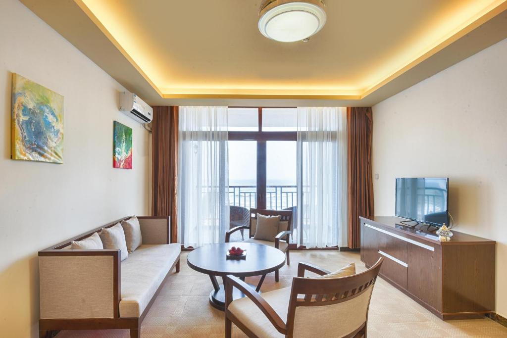 TV a/nebo společenská místnost v ubytování Jie Jie Beach Hotel