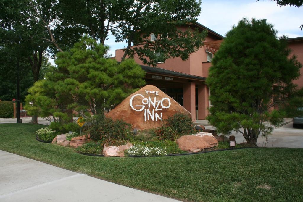 una señal para el ciao inn frente a un edificio en The Gonzo Inn, en Moab