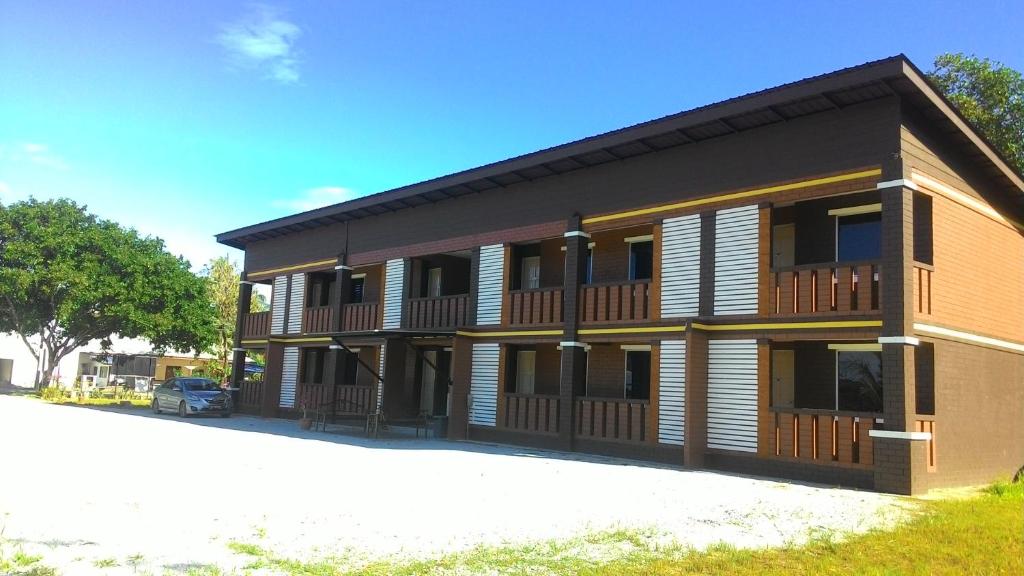 d'un bâtiment avec balcon dans l'établissement Sayy Haa Inn, à Pantai Cenang