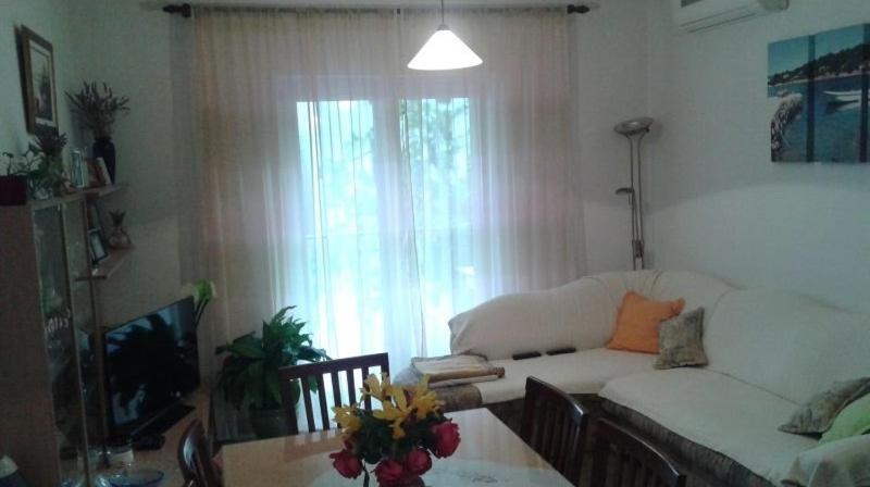 salon z białą kanapą i stołem w obiekcie Apartmani Vilma w Bibinje