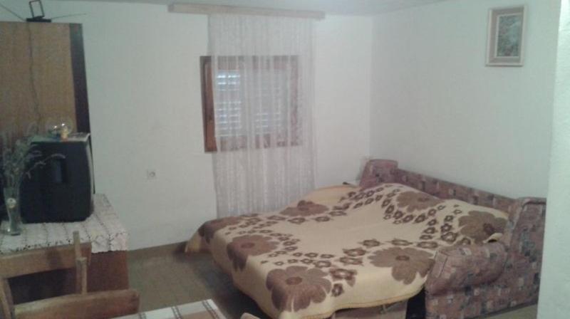 pokój z łóżkiem, kanapą i oknem w obiekcie Apartmani Vilma w Bibinje