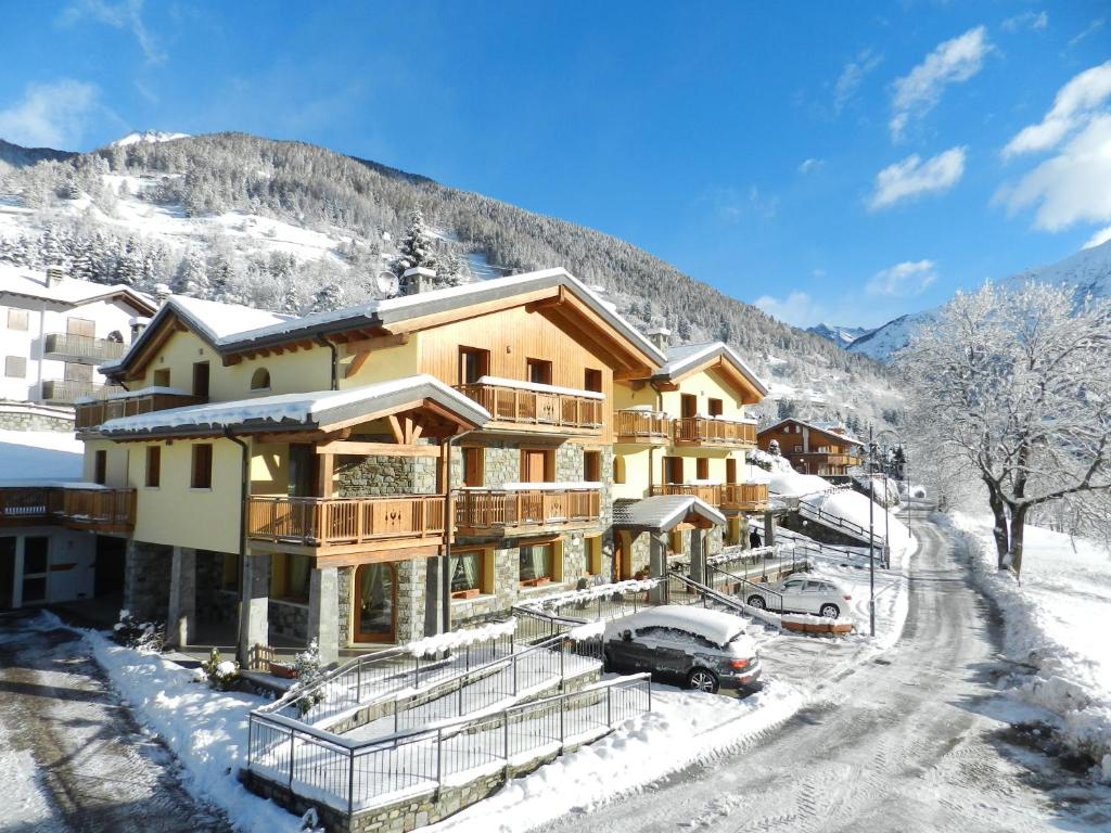 un rifugio da sci in montagna con neve sul terreno di Residence Hotel Raggio Di Luce a Ponte di Legno