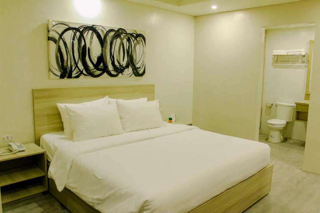 Postel nebo postele na pokoji v ubytování Mabolo Royal Hotel