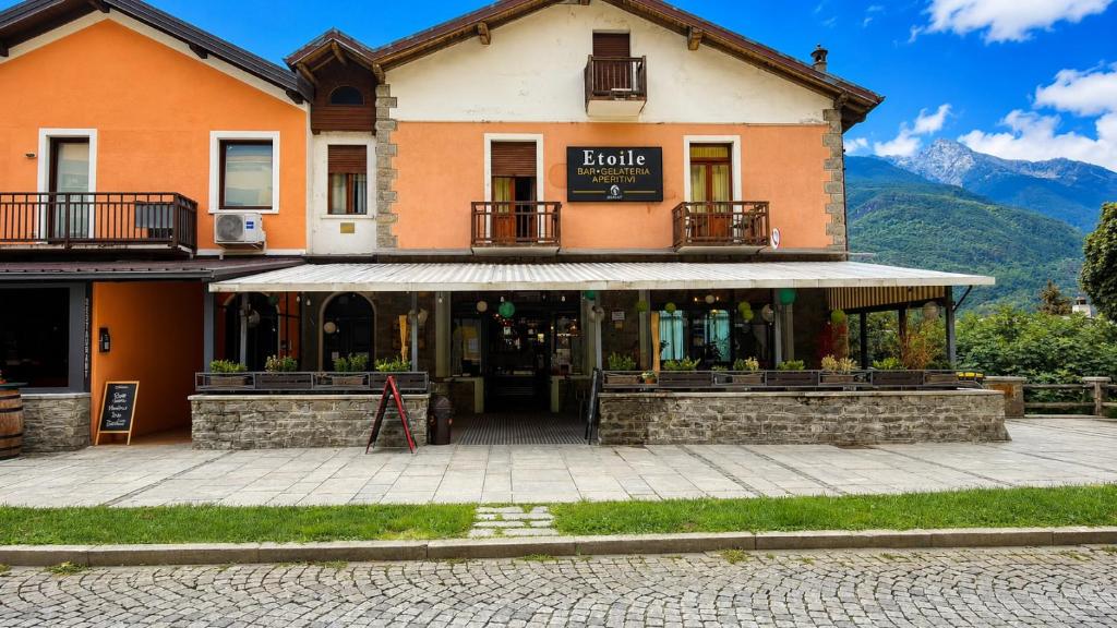 a building with a sign that reads hotel at Etoile Affittacamere in Saint Vincent