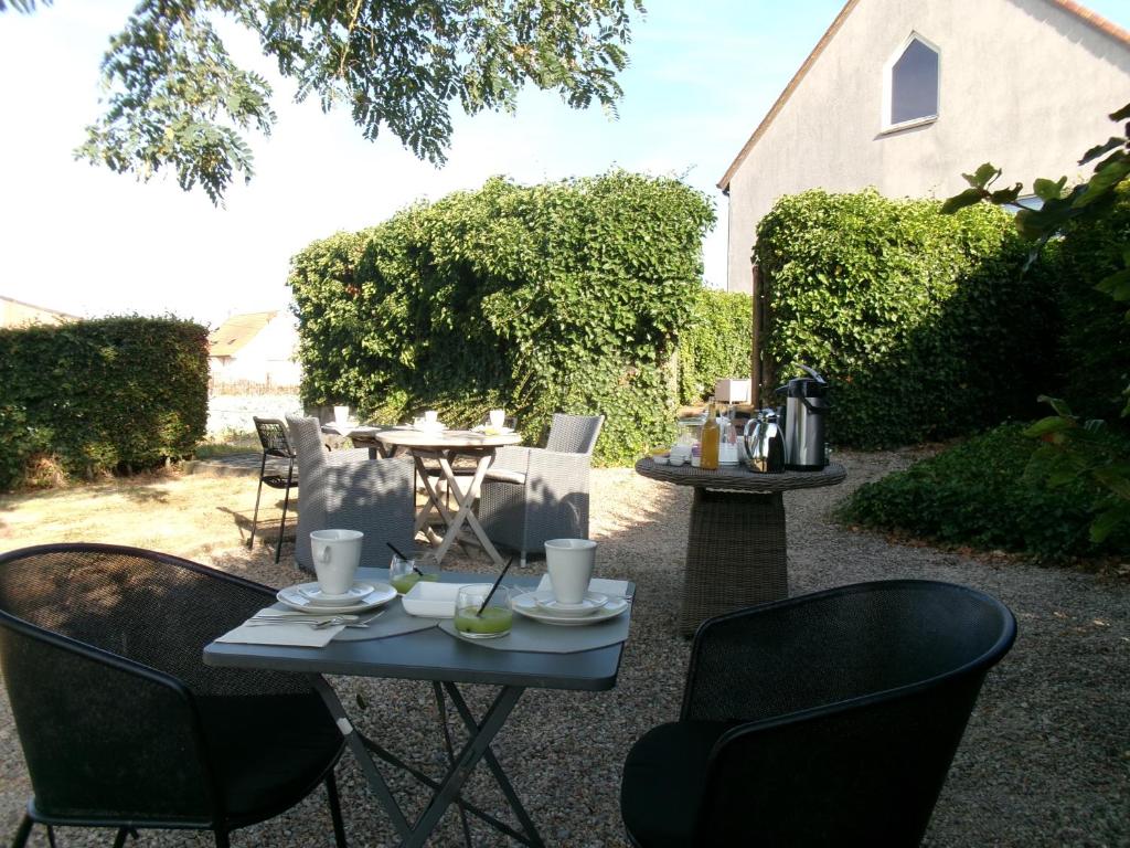 a patio with two tables and two chairs at b&b Kraaiberg in Ploegsteert