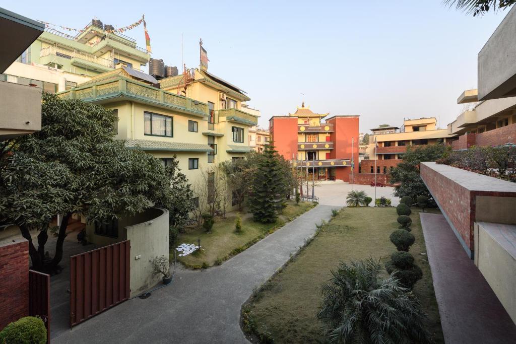 widok na ulicę z niektórymi budynkami w obiekcie Dondrub Guest House w Katmandu