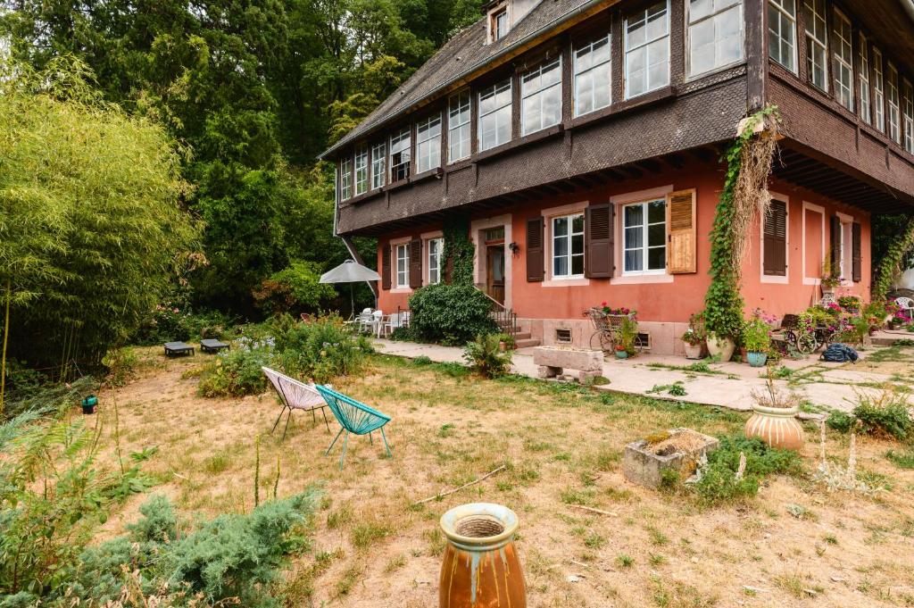 a house with a garden in front of it at Appartement Cadichon in Munster