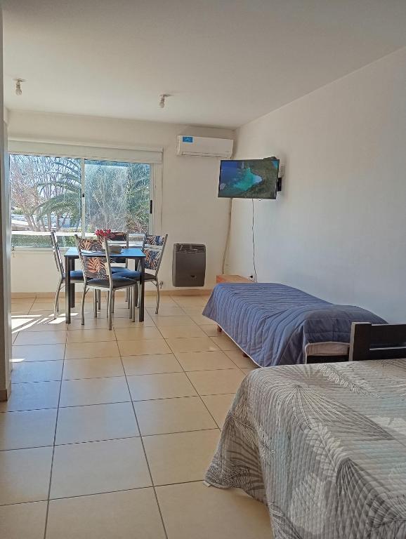 a living room with a table and a tv at El Depto de Roberto in Villa María