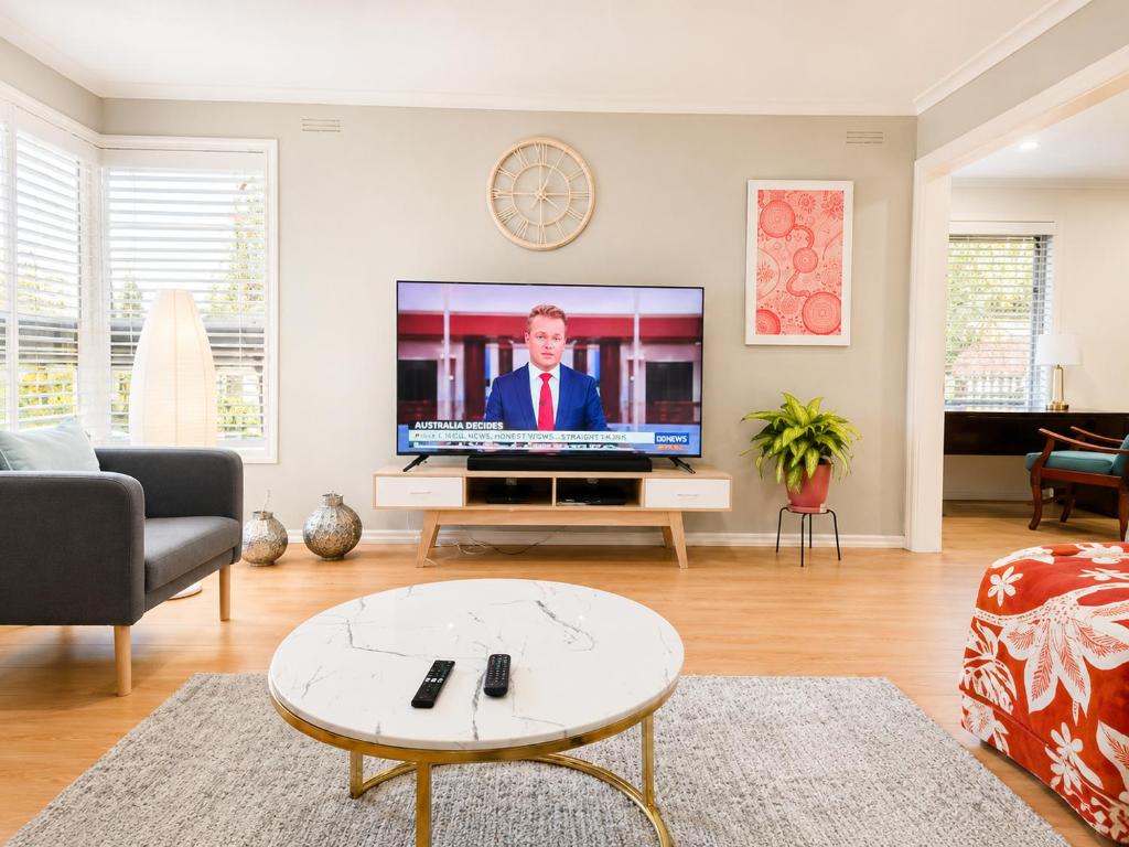 a living room with a flat screen tv at Spacious Frankston Retreat in Frankston