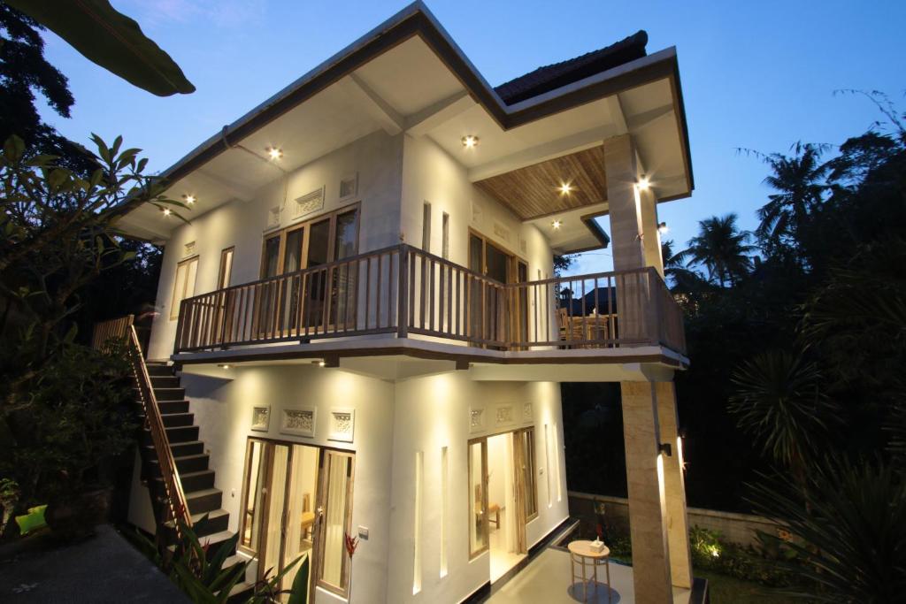 una grande casa bianca con balcone di Gading Homestay Ubud ad Ubud