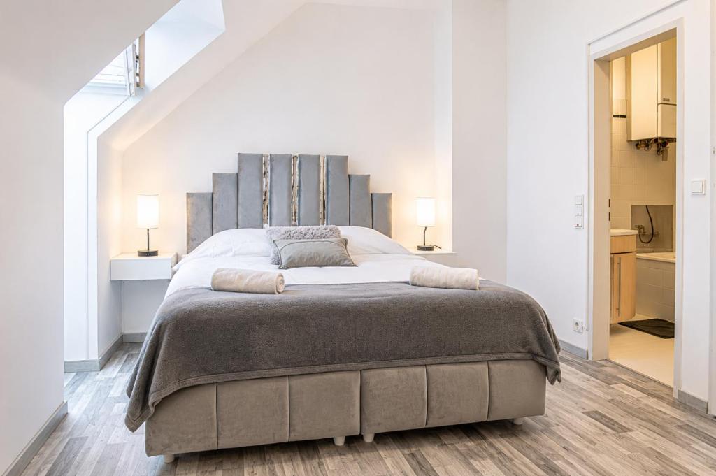 Spacious 2BR & 1LR Apartment Very Central in Vienna
