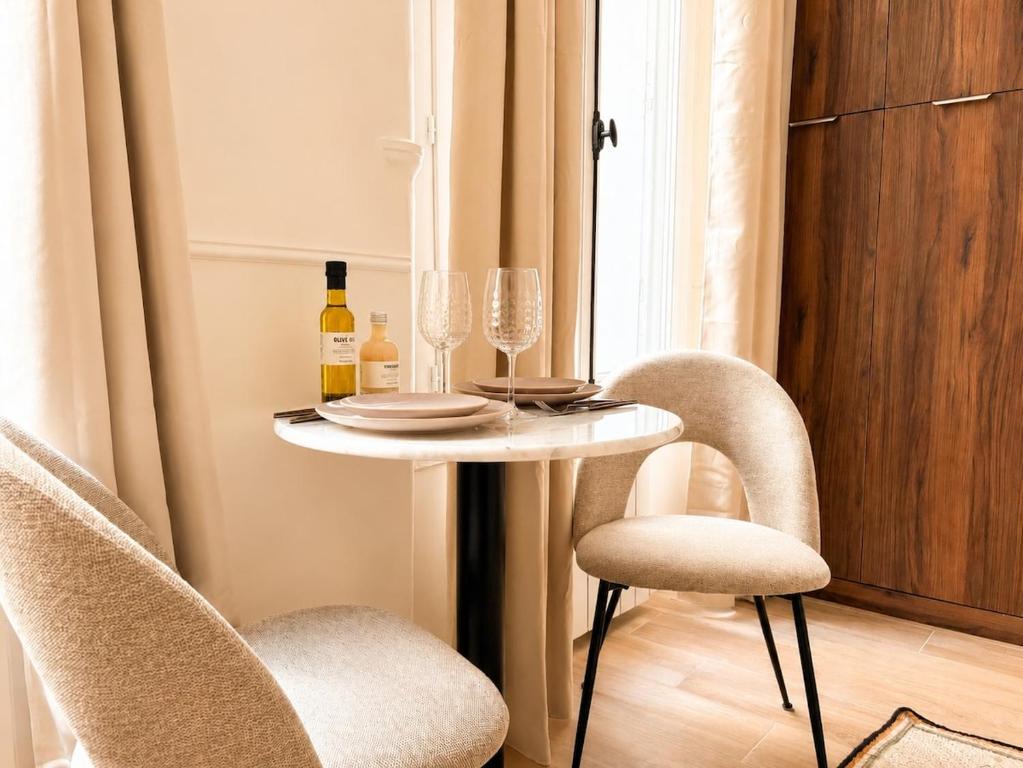 Bright Apartment Steps from Champs Elysées